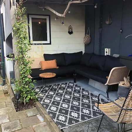 Intermediate House From 1920 Near Beach, Haarlem En Adam הילחום